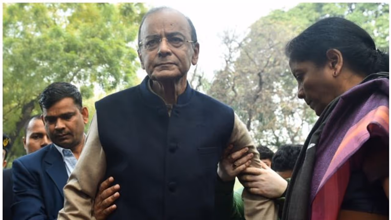 ఎయిమ్స్ లో చేరిన అరుణ్ జైట్లీ: ఆస్పత్రికి చేరుకున్న మోదీ, అమిత్ షా, హర్షవర్థన్ ఎయిమ్స్ లో చేరిన అరుణ్ జైట్లీ: ఆస్పత్రికి చేరుకున్న మోదీ, అమిత్ షా, హర్షవర్థన్