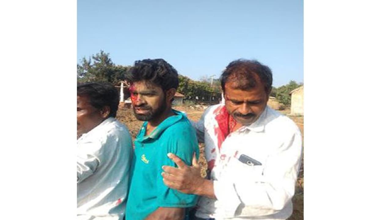 యువతి కుటుంబంపై ప్రేమోన్మాది దాడి... యువతి కుటుంబంపై ప్రేమోన్మాది దాడి...