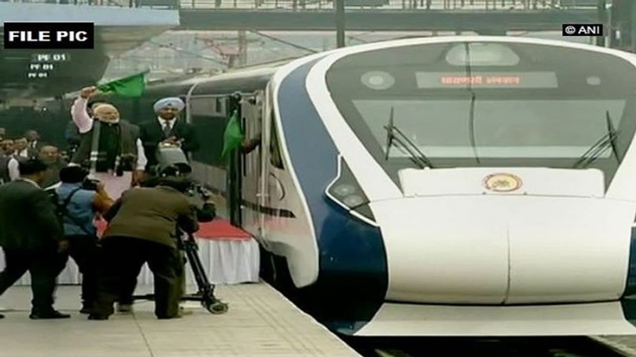 ಕೆಟ್ಟು ನಿಂತ ಭಾರತದ ಅತಿ ವೇಗದ ರೈಲು: ಏನಾಗಿತ್ತು? ಕೆಟ್ಟು ನಿಂತ ಭಾರತದ ಅತಿ ವೇಗದ ರೈಲು: ಏನಾಗಿತ್ತು?