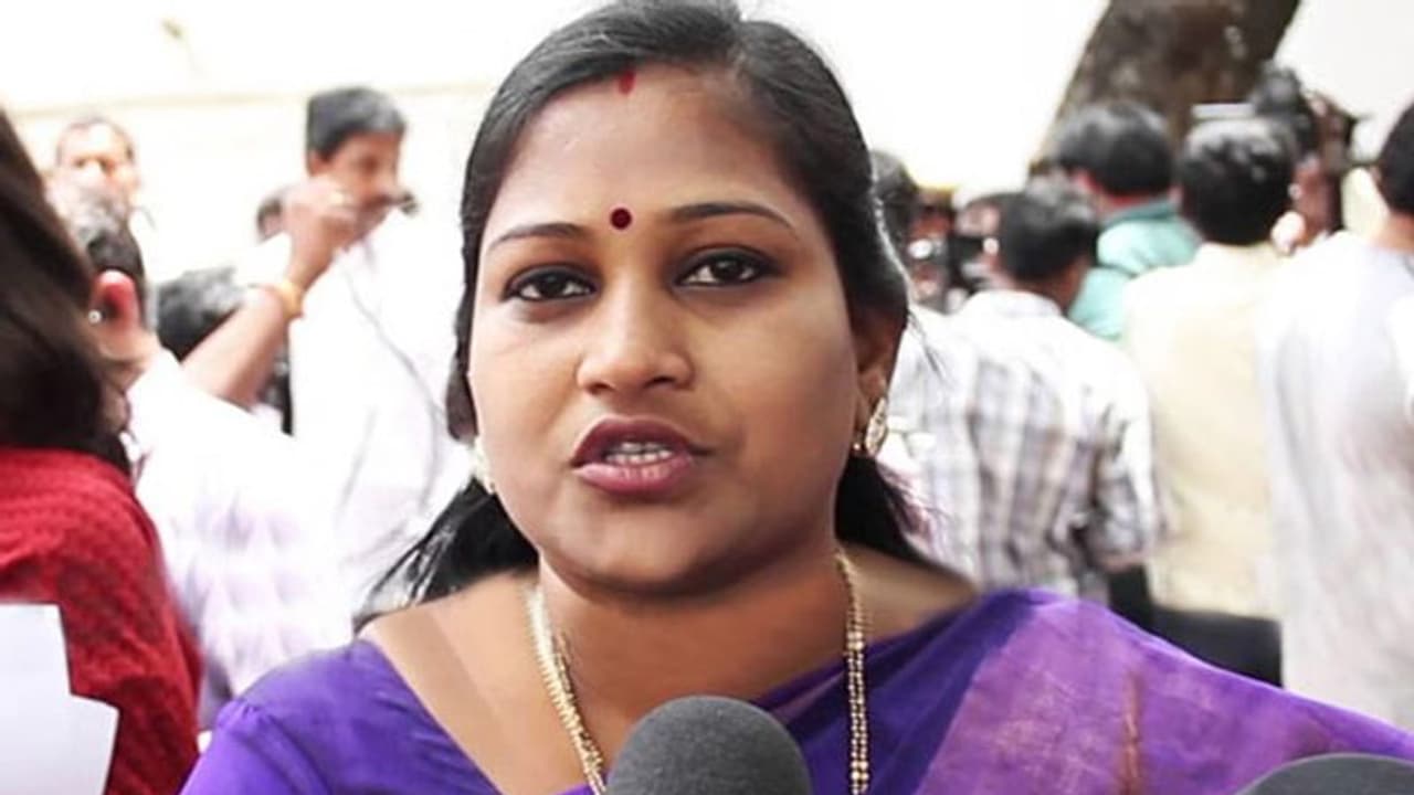 సైకో నిర్ణయాలతో ప్రజాధనం వృధా... ఎవడబ్బ సొమ్మని...: జగన్ పై టిడిపి అనిత ఫైర్ సైకో నిర్ణయాలతో ప్రజాధనం వృధా... ఎవడబ్బ సొమ్మని...: జగన్ పై టిడిపి అనిత ఫైర్