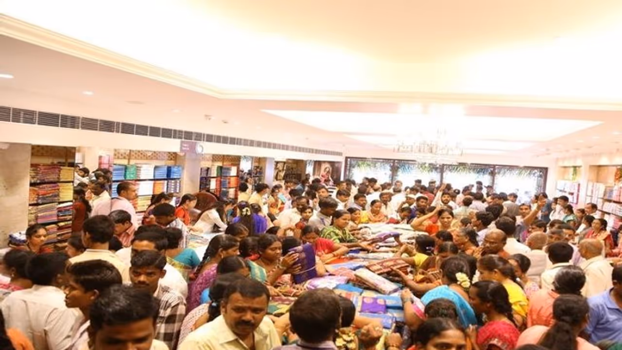 సిద్దిపేటలో చీరల కోసం ఎగబడ్డ మహిళలు...10 మందికి గాయాలు