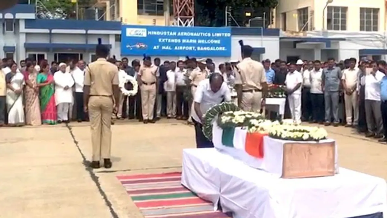 ಹುತಾತ್ಮ ಗುರುವಿಗೆ ಹೆಲಿಕಾಪ್ಟರ್ ಏಕಿಲ್ಲ?: ರಸ್ತೆಯಲ್ಲಿ ಸಿಕ್ಕ ಗೌರವ ಆಗಸದಲ್ಲಿಲ್ಲ!