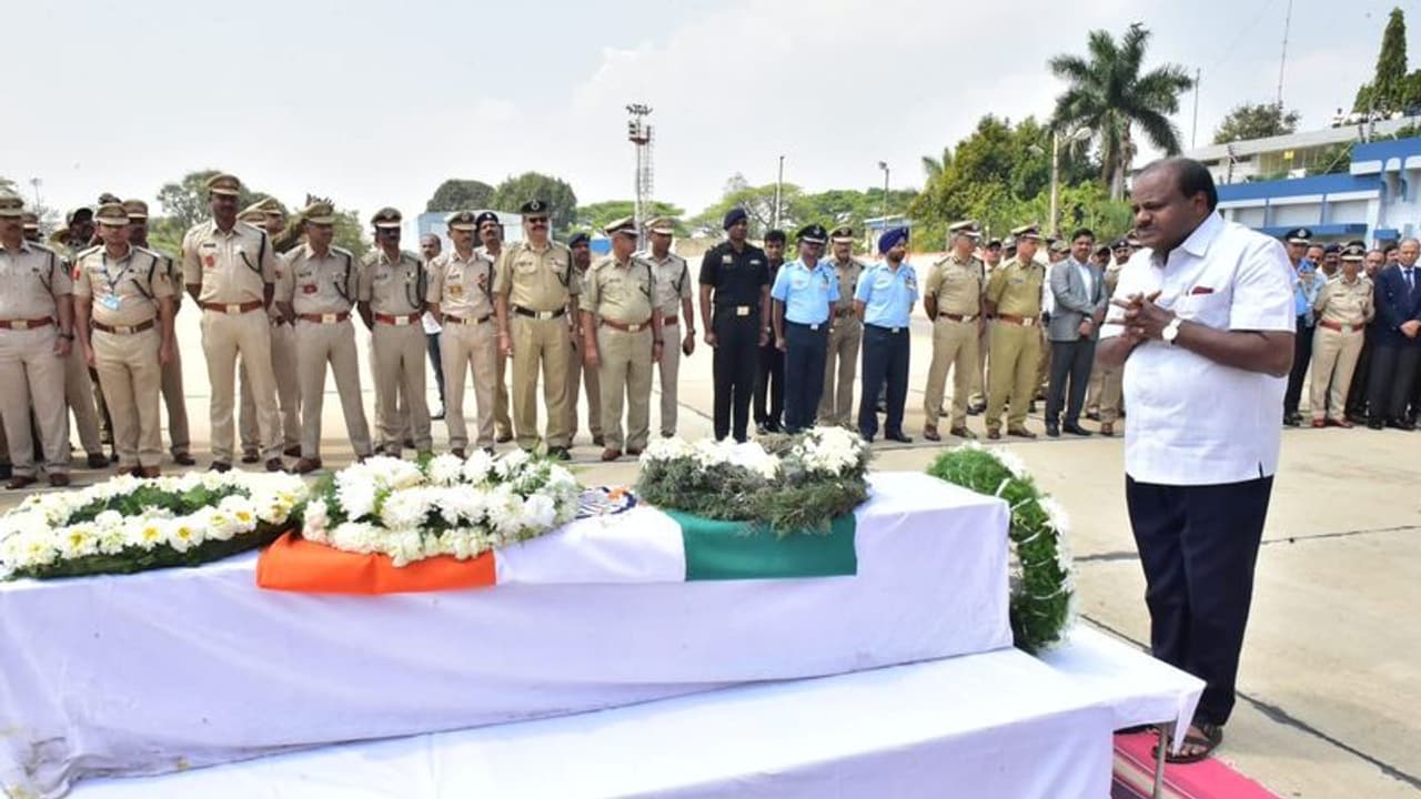 ಮಂಡ್ಯದ ಗಂಡು ವೀರಯೋಧ ಗುರು ಕುಟುಂಬಕ್ಕೆ 25 ಲಕ್ಷ ಪರಿಹಾರ, ಪತ್ನಿಗೆ ಸರ್ಕಾರಿ ಹುದ್ದೆ ಮಂಡ್ಯದ ಗಂಡು ವೀರಯೋಧ ಗುರು ಕುಟುಂಬಕ್ಕೆ 25 ಲಕ್ಷ ಪರಿಹಾರ, ಪತ್ನಿಗೆ ಸರ್ಕಾರಿ ಹುದ್ದೆ