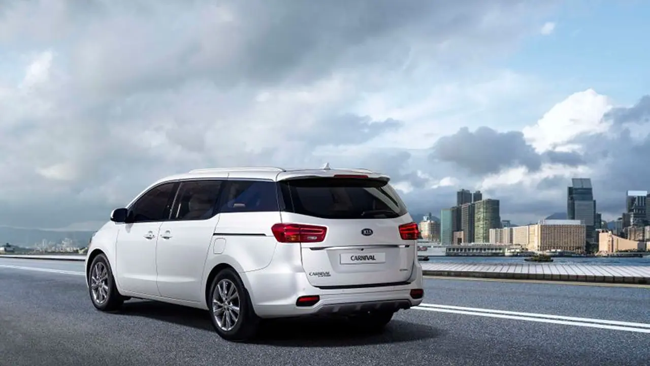 ഇന്നോവയ്ക്ക് പണി കൊടുക്കാനെത്തി, പക്ഷേ മൂക്കുംകുത്തി വീണ് കിയ കാര്ണിവല്! ഇന്നോവയ്ക്ക് പണി കൊടുക്കാനെത്തി, പക്ഷേ മൂക്കുംകുത്തി വീണ് കിയ കാര്ണിവല്!