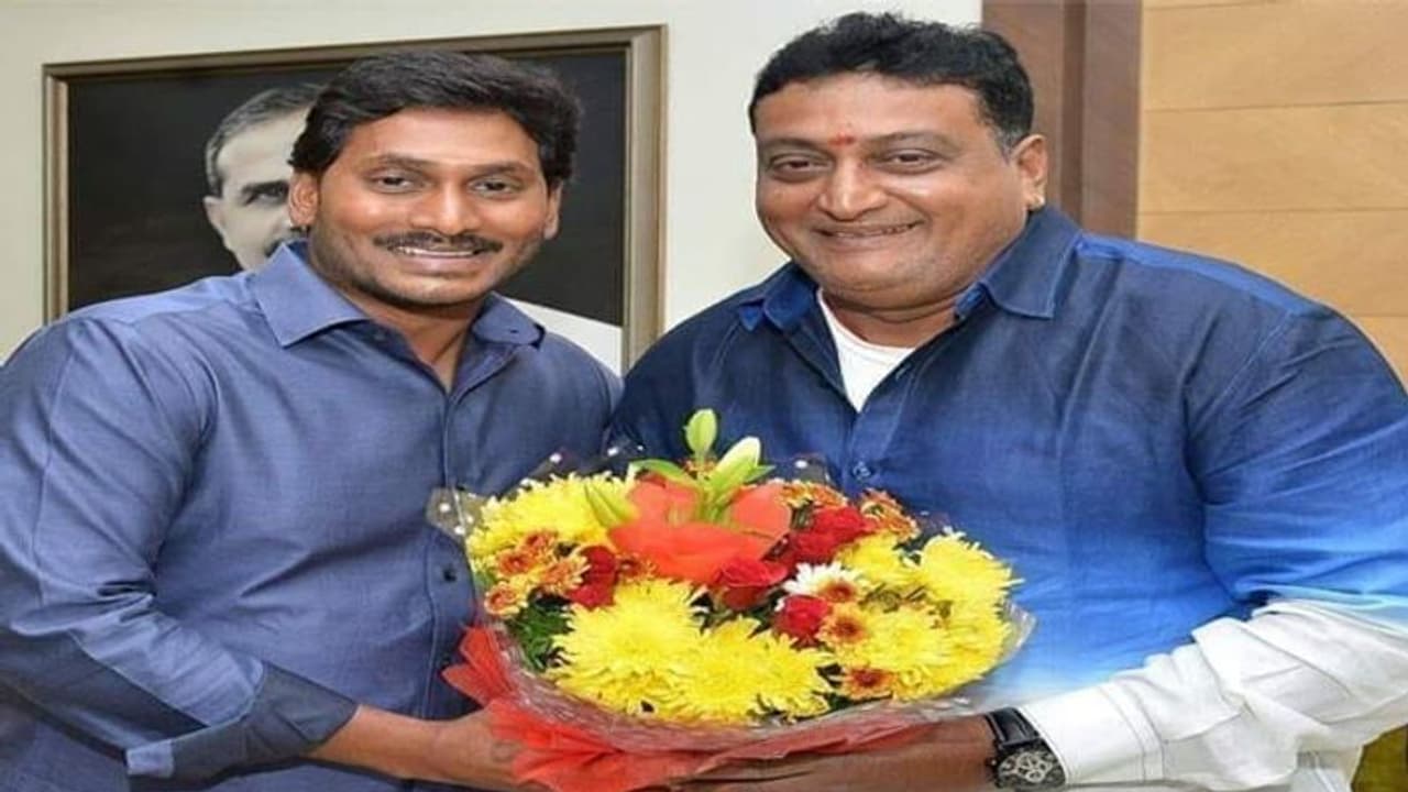 మందులోడా.. మాయలోడా... చంద్రబాబుపై సినీనటుడు పృథ్వీ సరికొత్త అస్త్రం మందులోడా.. మాయలోడా... చంద్రబాబుపై సినీనటుడు పృథ్వీ సరికొత్త అస్త్రం