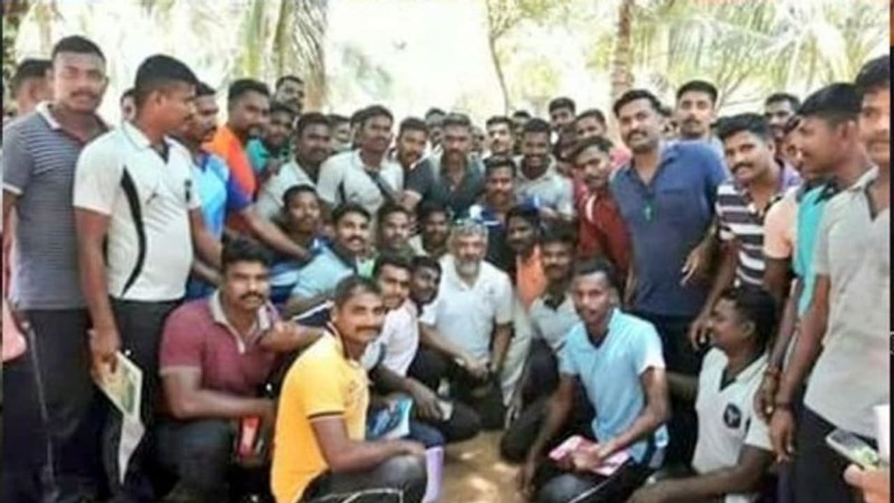 ரசிகர்களுக்காக நடு ரோட்டில் அமர்ந்த அஜித்... போட்டோ எடுத்ததால் ரசிகர்கள் கொண்டாட்டம்!! ரசிகர்களுக்காக நடு ரோட்டில் அமர்ந்த அஜித்... போட்டோ எடுத்ததால் ரசிகர்கள் கொண்டாட்டம்!!