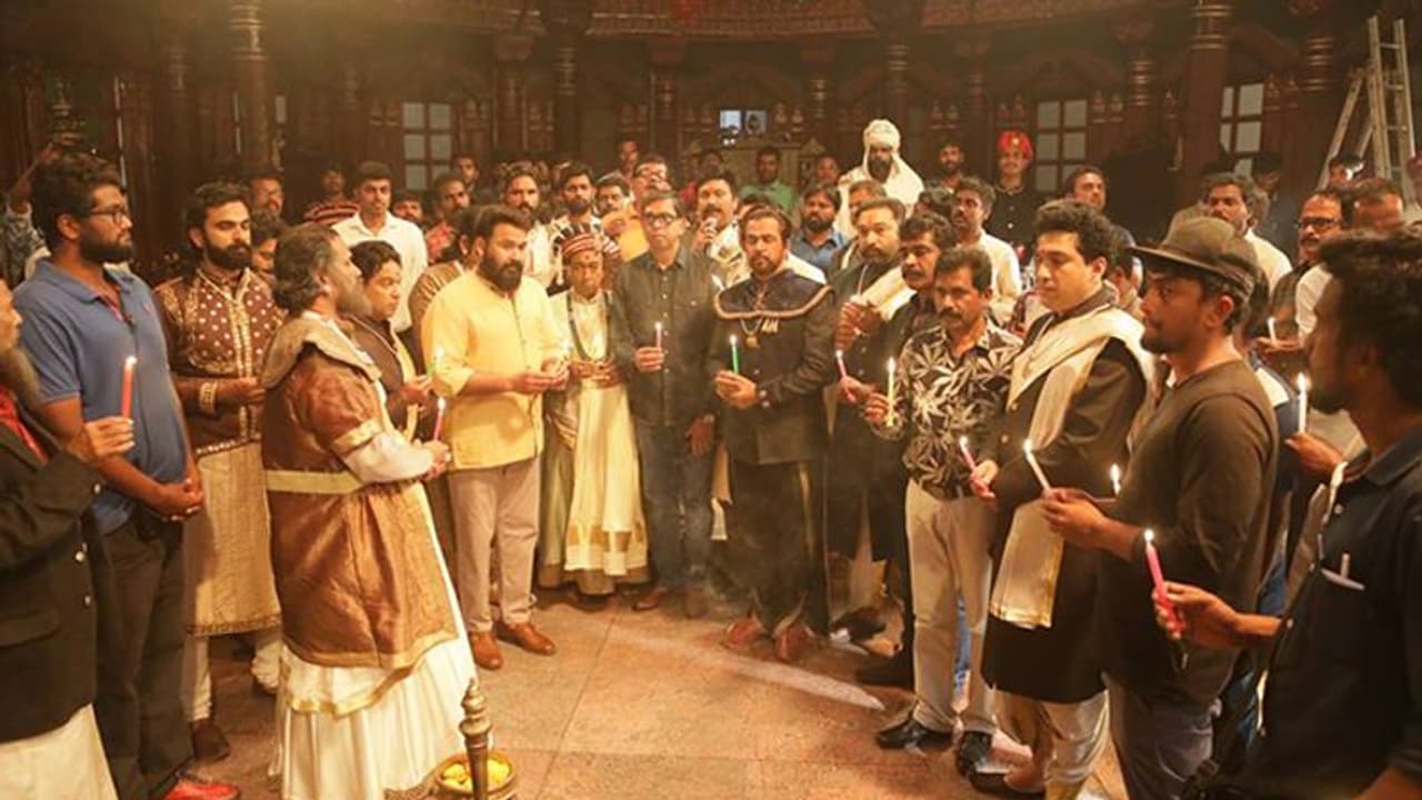 പുൽവാമ ഭീകരാക്രമണം: ധീര സൈനികർക്ക് ആദരാജ്ഞലി അർപ്പിച്ച് മരക്കാർ സിനിമയുടെ ഷൂട്ടിംഗ് സൈറ്റ് പുൽവാമ ഭീകരാക്രമണം: ധീര സൈനികർക്ക് ആദരാജ്ഞലി അർപ്പിച്ച് മരക്കാർ സിനിമയുടെ ഷൂട്ടിംഗ് സൈറ്റ്