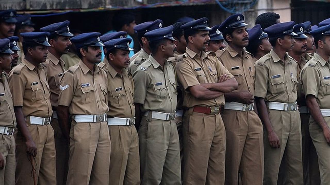 വിശ്രമമില്ലാതെ ജോലിയെന്ന് പരാതി; കൊച്ചിയിൽ പൊലീസുകാരുടെ ജോലിസമയം പുനഃക്രമീകരിക്കും വിശ്രമമില്ലാതെ ജോലിയെന്ന് പരാതി; കൊച്ചിയിൽ പൊലീസുകാരുടെ ജോലിസമയം പുനഃക്രമീകരിക്കും