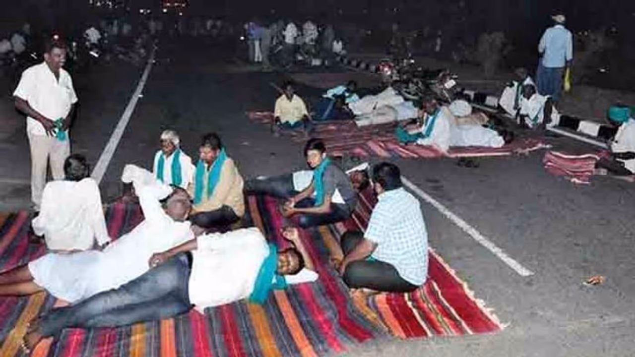 ఆర్మూర్లో రైతుల ఆందోళన తీవ్రతరం..రోడ్డుపైనే నిద్ర, వంట ఆర్మూర్లో రైతుల ఆందోళన తీవ్రతరం..రోడ్డుపైనే నిద్ర, వంట