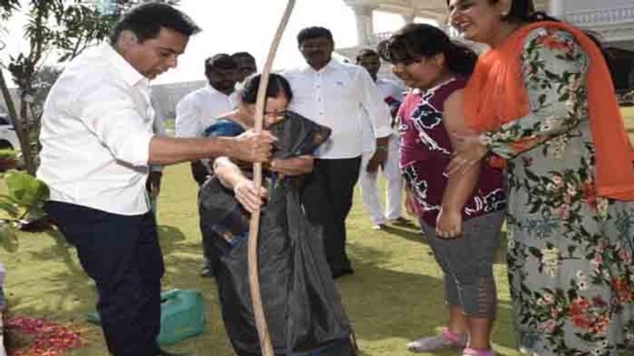 కేసీఆర్కు పుట్టినరోజు శుభాకాంక్షలు తెలిపిన కేటీఆర్ కేసీఆర్కు పుట్టినరోజు శుభాకాంక్షలు తెలిపిన కేటీఆర్