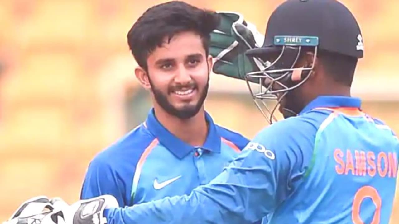 அந்த பையனை டீம்ல எடுத்தது ஏன்..? தேர்வுக்குழு தலைவர் விளக்கம்.. இதெல்லாம் எவ்வளவு பெரிய விஷயம் தெரியுமா? நெகிழ்ந்த இளம் வீரர் அந்த பையனை டீம்ல எடுத்தது ஏன்..? தேர்வுக்குழு தலைவர் விளக்கம்.. இதெல்லாம் எவ்வளவு பெரிய விஷயம் தெரியுமா? நெகிழ்ந்த இளம் வீரர்