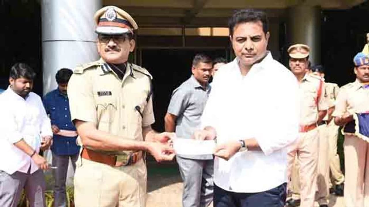 జవాన్ల కుటుంబాలకు రూ.25 లక్షల విరాళం అందజేసిన కేటీఆర్ జవాన్ల కుటుంబాలకు రూ.25 లక్షల విరాళం అందజేసిన కేటీఆర్