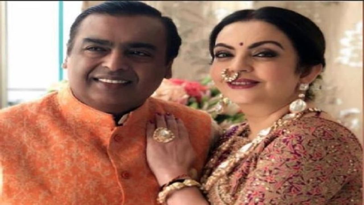 ಮಗನೊಂದಿಗೆ ಮದ್ವೆ ಆಗ್ತಿಯಾ?: ಧೀರೂಭಾಯಿ ಪ್ರಶ್ನೆಗೆ ನಾಚಿ ನೀರಾಗಿದ್ದ ನೀತಾ! ಮಗನೊಂದಿಗೆ ಮದ್ವೆ ಆಗ್ತಿಯಾ?: ಧೀರೂಭಾಯಿ ಪ್ರಶ್ನೆಗೆ ನಾಚಿ ನೀರಾಗಿದ್ದ ನೀತಾ!