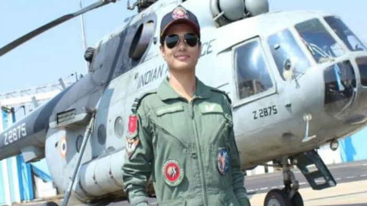 ഇന്ത്യന്‍ വ്യോമസേനയിലെ ആദ്യ വനിതാ ഫ്ലൈറ്റ് എഞ്ചിനീയര്‍; ഇത് ഹിന ജയ്സ്വാള്‍