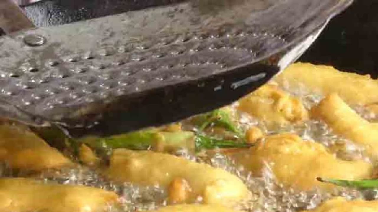 బాకీ తీర్చలేదని.. సలసలకాగుతున్న నూనెలో మహిళ తల ముంచి.. బాకీ తీర్చలేదని.. సలసలకాగుతున్న నూనెలో మహిళ తల ముంచి..