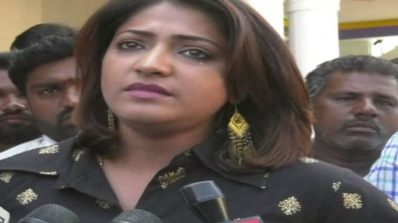 ವೀರಯೋಧ ಗುರು ಮನೆ ಸ್ಥಿತಿ ಕಂಡು ಕಣ್ಣೀರಾದ ಹರಿಪ್ರಿಯಾ ವೀರಯೋಧ ಗುರು ಮನೆ ಸ್ಥಿತಿ ಕಂಡು ಕಣ್ಣೀರಾದ ಹರಿಪ್ರಿಯಾ