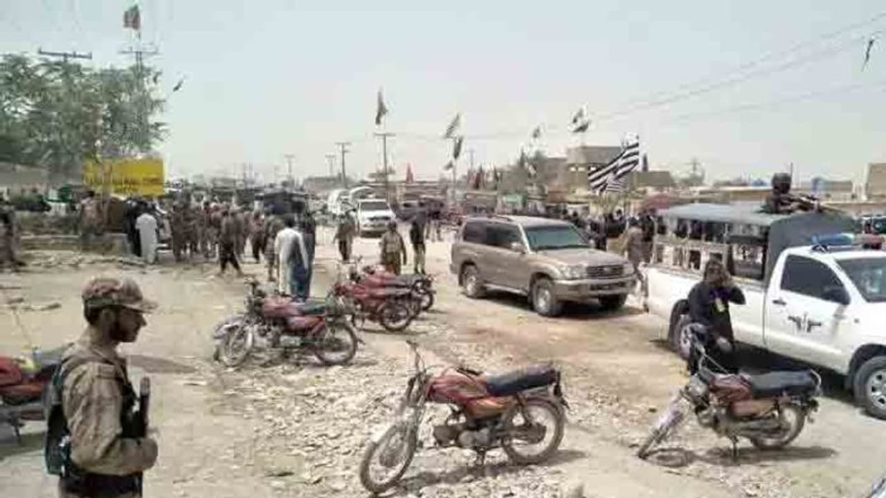 పాక్ ఆర్మీ కాన్వాయ్పై ఆత్మాహుతి దాడి...9 మంది సైనికులు మృతి పాక్ ఆర్మీ కాన్వాయ్పై ఆత్మాహుతి దాడి...9 మంది సైనికులు మృతి