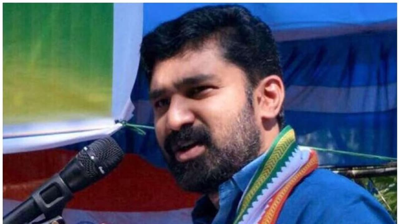 'അന്‍വറിനെപ്പോളുള്ള പ്രാഞ്ചിയേട്ടന്‍മാരുടെ കോടികളുടെ പളപളപ്പാണ് ഇന്നത്തെ സിപിഎം'; ബല്‍റാം