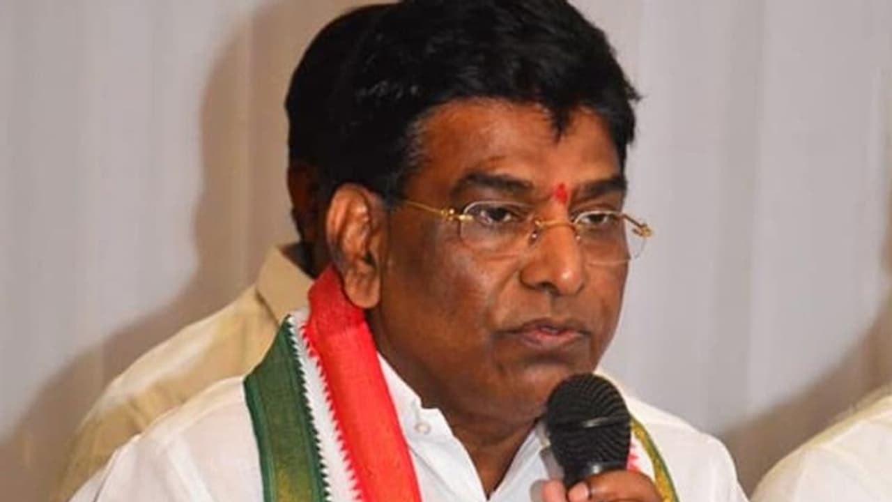 టీఆర్ఎస్లో చేరిన నామా: గులాబీ గూటికి క్యూ కట్టిన నేతలు టీఆర్ఎస్లో చేరిన నామా: గులాబీ గూటికి క్యూ కట్టిన నేతలు