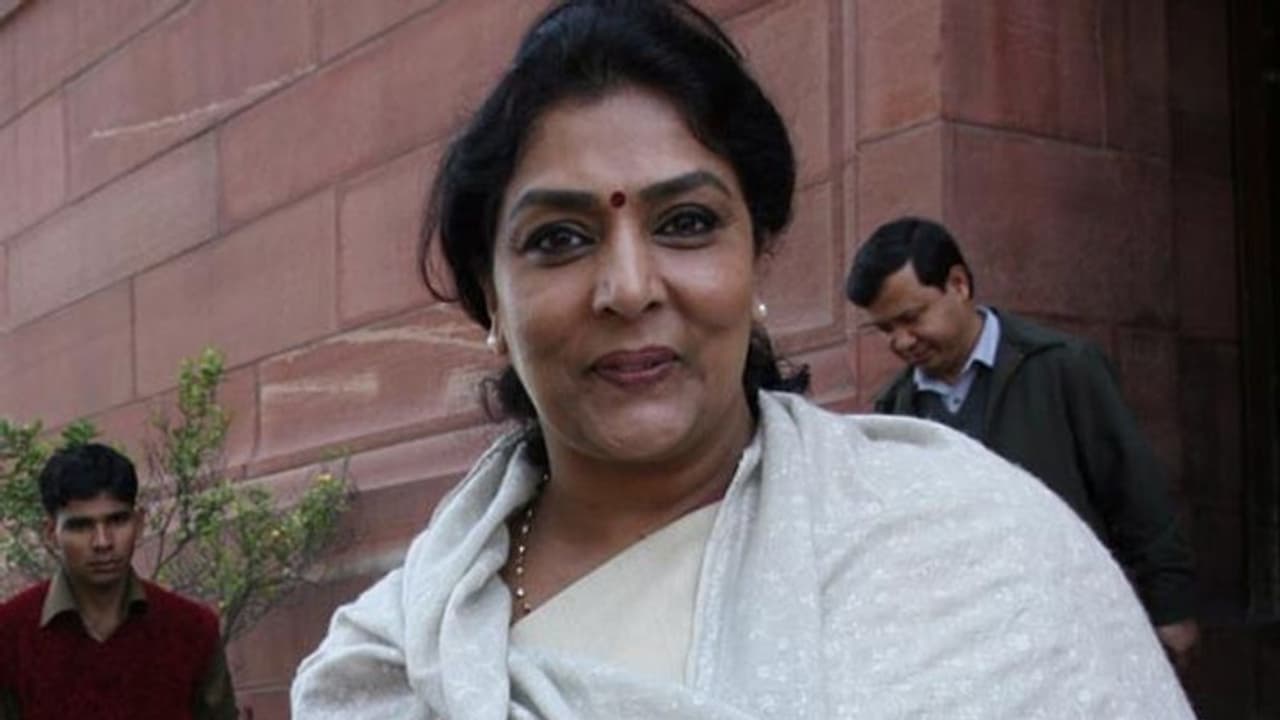 రేణుకా చౌదరి ఇంట్లో చోరీ: భారీగా డబ్బు, బంగారం అపహరణ రేణుకా చౌదరి ఇంట్లో చోరీ: భారీగా డబ్బు, బంగారం అపహరణ