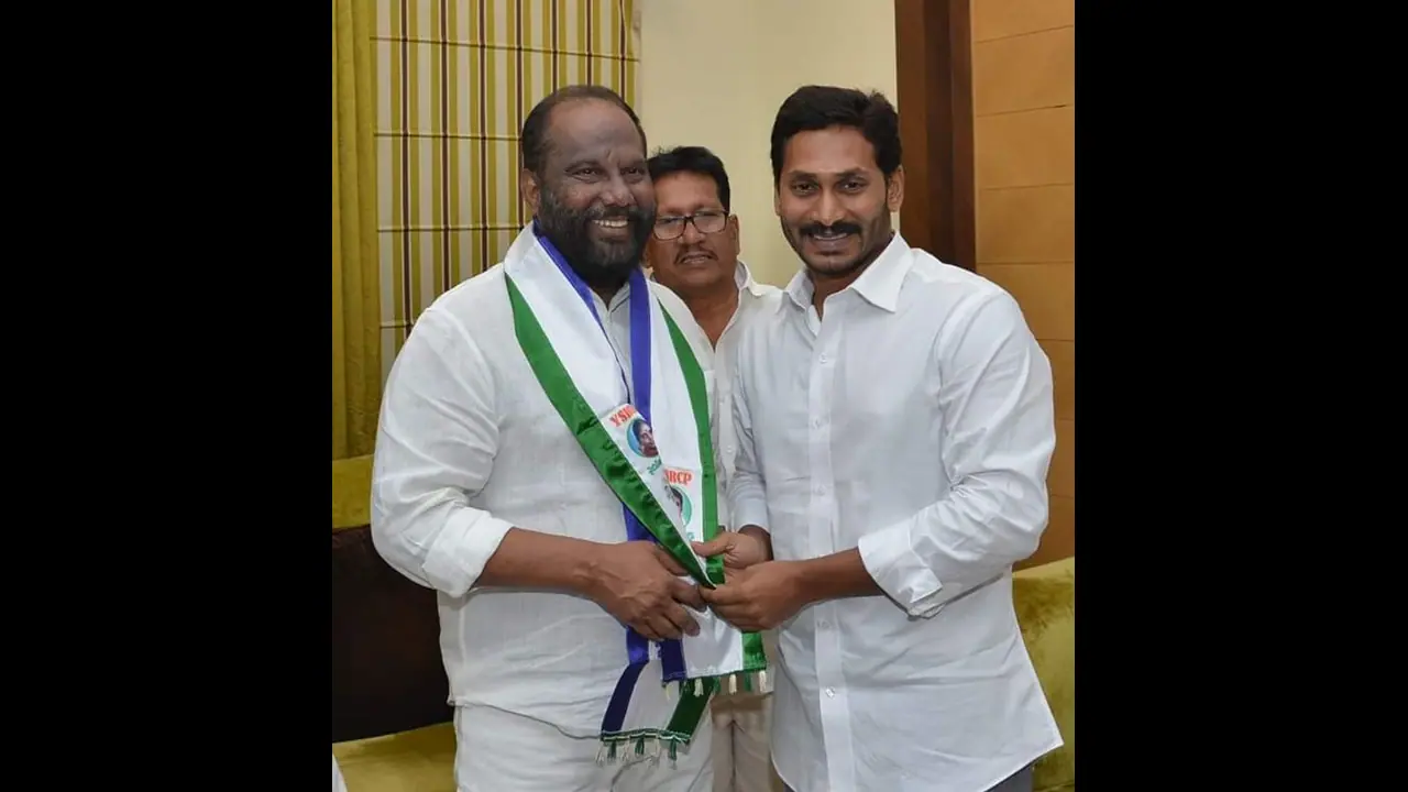 ఓటుకు నోటు కేసు ఎత్తి బాబుపై రవీంద్ర బాబు తీవ్ర వ్యాఖ్యలు ఓటుకు నోటు కేసు ఎత్తి బాబుపై రవీంద్ర బాబు తీవ్ర వ్యాఖ్యలు