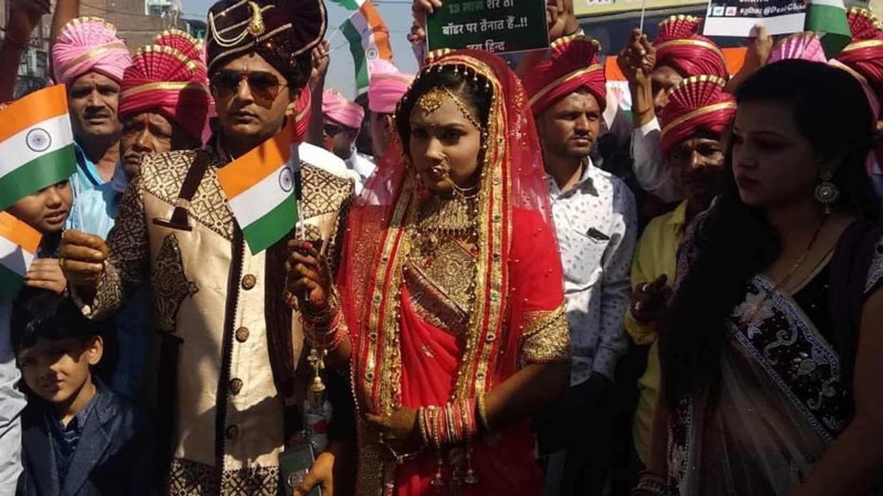 वडोदरा के इस कपल ने शहीदों को कुछ इस अंदाज में दी श्रद्धांजलि वडोदरा के इस कपल ने शहीदों को कुछ इस अंदाज में दी श्रद्धांजलि