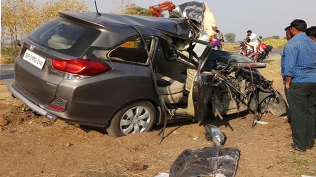 షిరిడీకి వెళ్లి వస్తుండగా రోడ్డు ప్రమాదం...ఇద్దరు టెకీల మృతి షిరిడీకి వెళ్లి వస్తుండగా రోడ్డు ప్రమాదం...ఇద్దరు టెకీల మృతి