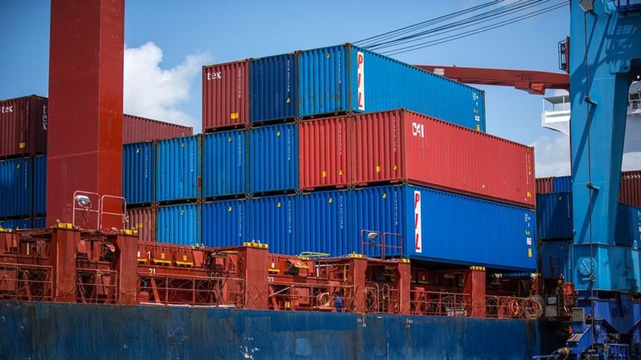 कोरोना वायरस : पोत परिवहन कंपनियों से सरकार ने कहा कंटेनर फंसे होने पर किसी प्रकार का चार्ज नहीं लिया जाए कोरोना वायरस : पोत परिवहन कंपनियों से सरकार ने कहा कंटेनर फंसे होने पर किसी प्रकार का चार्ज नहीं लिया जाए