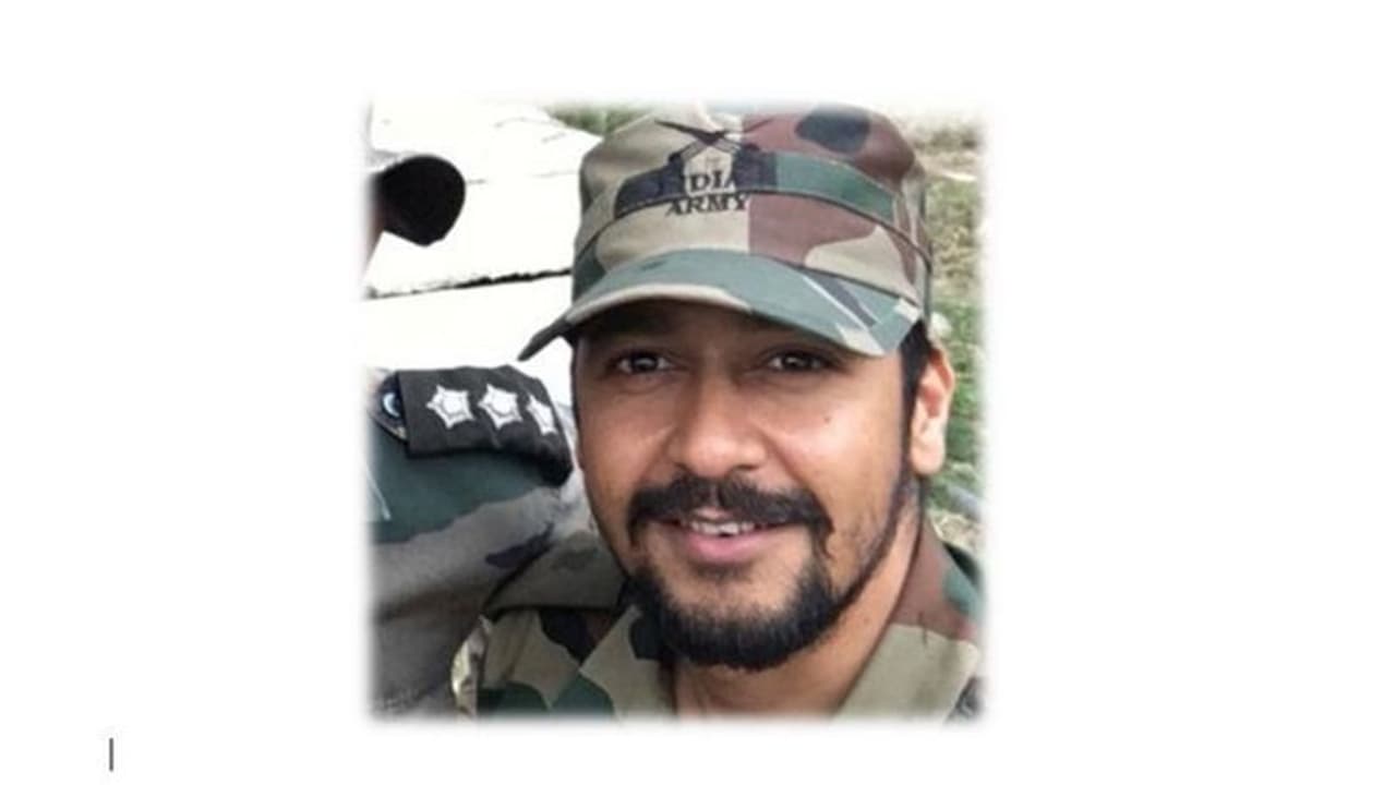 कश्मीर में शहीद हुए मेजर, घर पर रह गई बूढ़ी दादी, मां, तीन बहनें और पत्नी