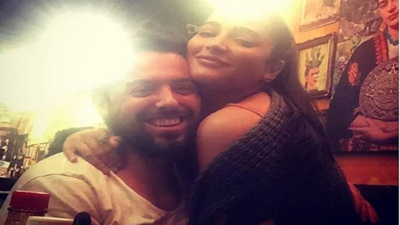 ಗೆಳೆಯನೊಂದಿಗೆ ಶ್ರುತಿ ಹಾಸನ್, ಕತೆ ಹೇಳುವ ಪೋಟೋ ಕ್ಯಾಪ್ಶನ್