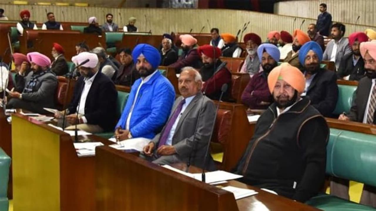 പുൽവാമ ഭീകരാക്രമണം: ജവാൻമാരുടെ കുടുംബങ്ങൾക്ക് ഒരുമാസത്തെ ശമ്പളം നൽകുമെന്ന് പഞ്ചാബ് എംഎൽഎമാർ പുൽവാമ ഭീകരാക്രമണം: ജവാൻമാരുടെ കുടുംബങ്ങൾക്ക് ഒരുമാസത്തെ ശമ്പളം നൽകുമെന്ന് പഞ്ചാബ് എംഎൽഎമാർ