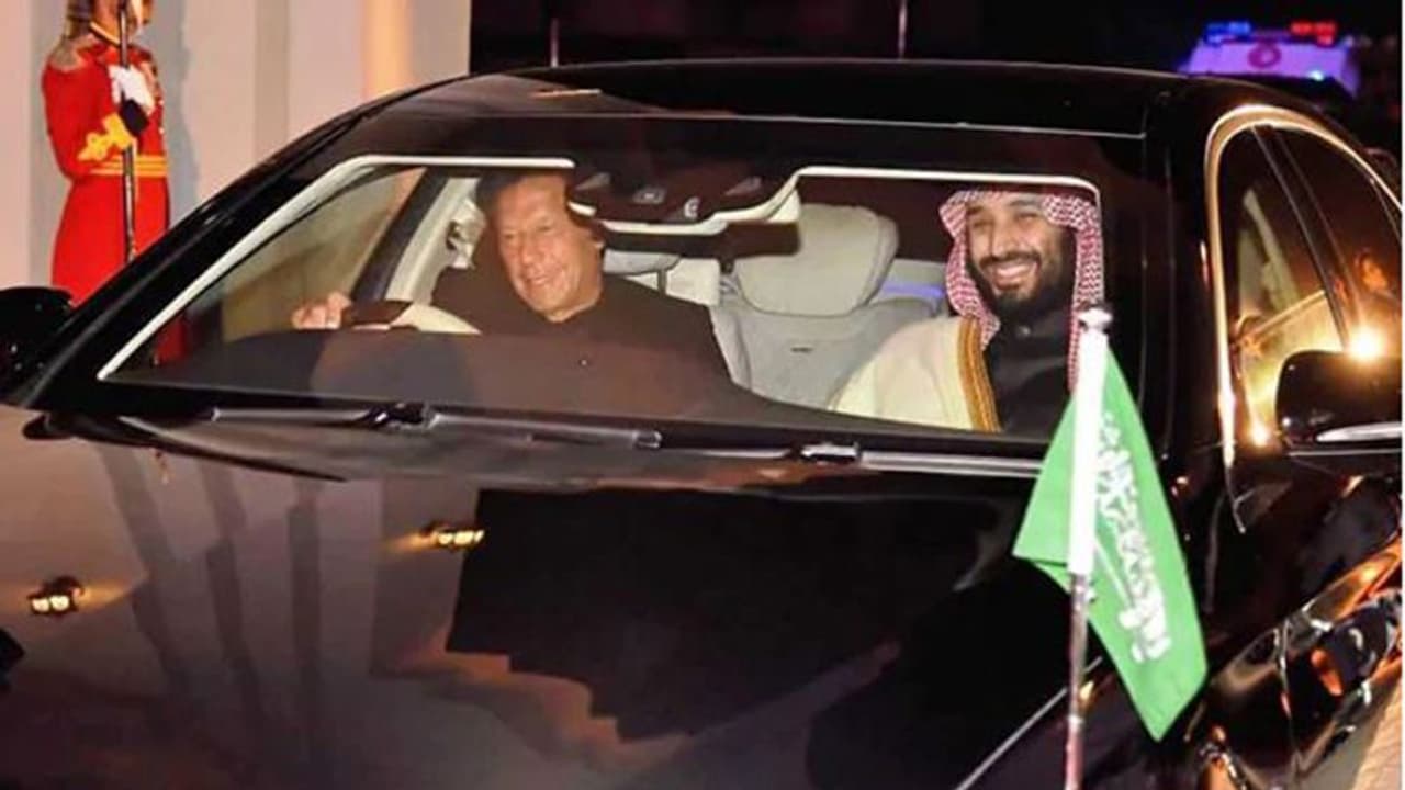 ಸೌದಿ ರಾಜಕುಮಾರನಿಗೆ ಪಾಕ್’ನಿಂದ ಚಿನ್ನದ ರೈಫಲ್ ಉಡುಗೊರೆ..! ಸೌದಿ ರಾಜಕುಮಾರನಿಗೆ ಪಾಕ್’ನಿಂದ ಚಿನ್ನದ ರೈಫಲ್ ಉಡುಗೊರೆ..!