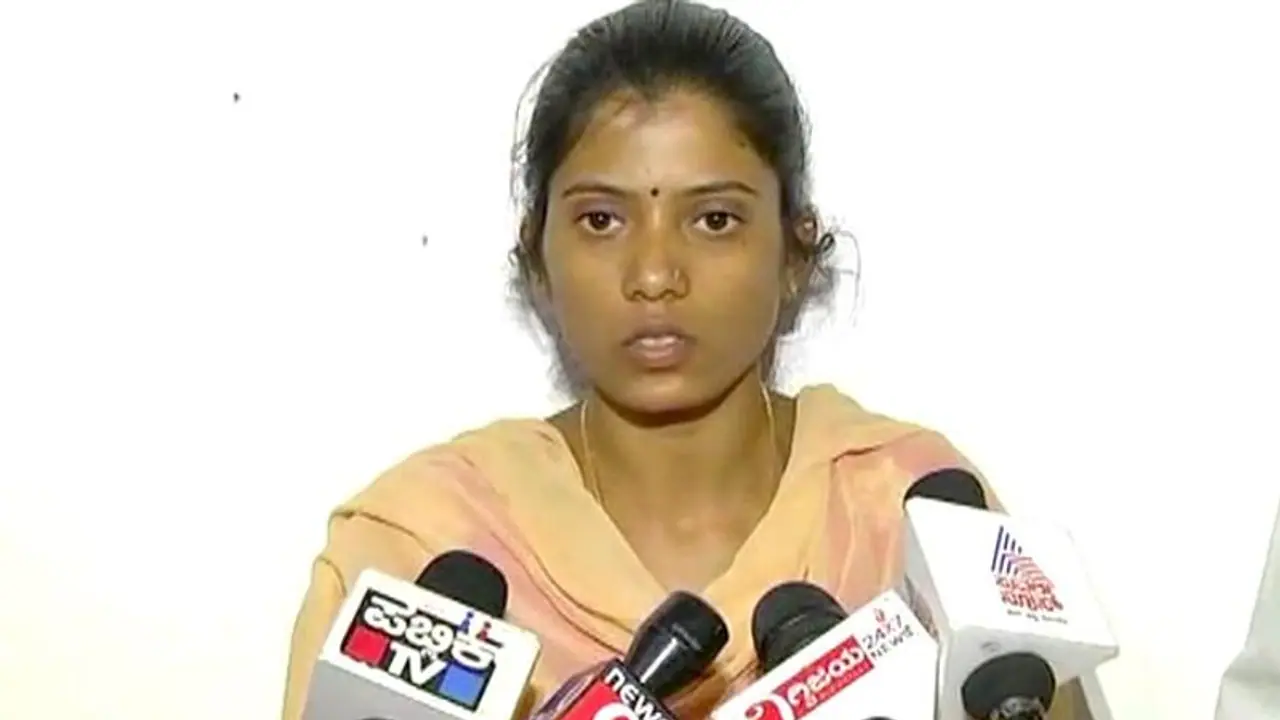 ಮಂಡ್ಯ ರಾಜಕೀಯ ಢವಢವ: ಹುತಾತ್ಮನ ಪತ್ನಿ ಬರ್ತಾಳವ್ವ? ಮಂಡ್ಯ ರಾಜಕೀಯ ಢವಢವ: ಹುತಾತ್ಮನ ಪತ್ನಿ ಬರ್ತಾಳವ್ವ?