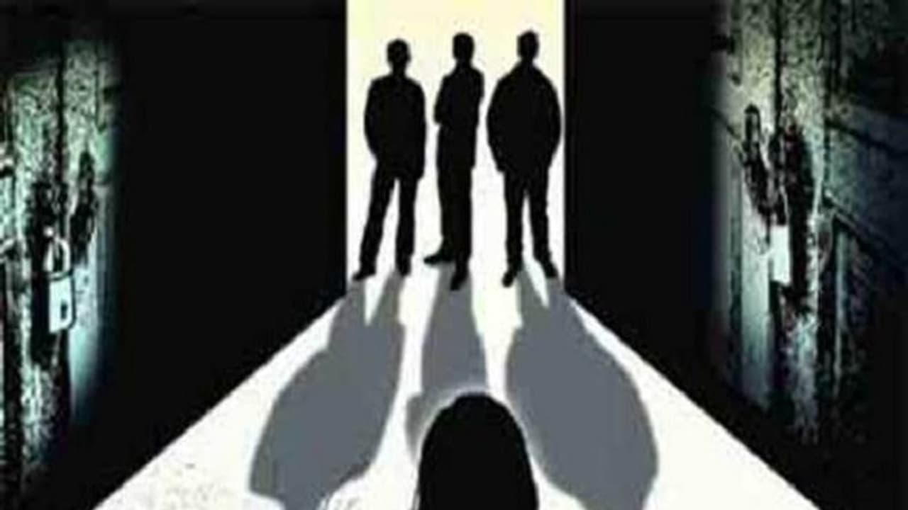 സര്ക്കാര് ഹോസ്റ്റലില് പെണ്കുട്ടികളെ വാര്ഡന്റെ ഭര്ത്താവ് പീഡിപ്പിച്ചു സര്ക്കാര് ഹോസ്റ്റലില് പെണ്കുട്ടികളെ വാര്ഡന്റെ ഭര്ത്താവ് പീഡിപ്പിച്ചു