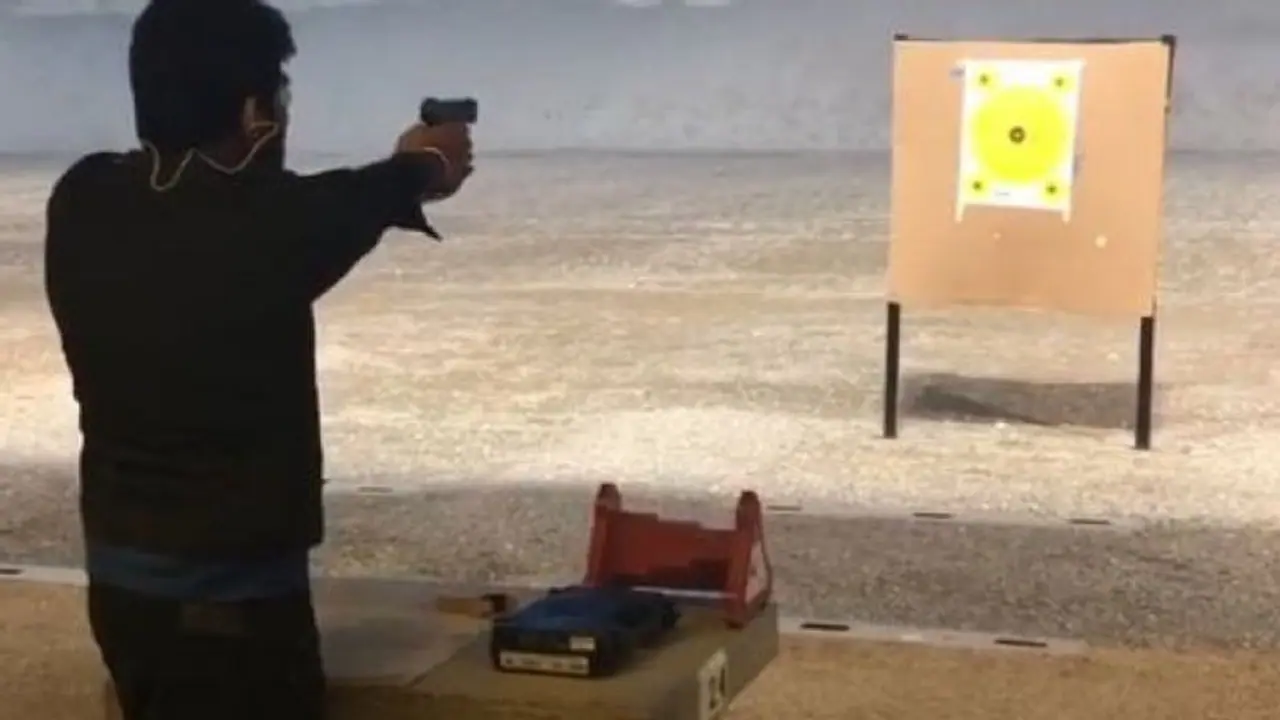 இந்திய ராணுவத்தில் சேரத் துடிக்கும் நயன்தாராவின் காதலன்... கிழித்துத் தொங்கவிடும் நெட்டிசன்கள்... இந்திய ராணுவத்தில் சேரத் துடிக்கும் நயன்தாராவின் காதலன்... கிழித்துத் தொங்கவிடும் நெட்டிசன்கள்...