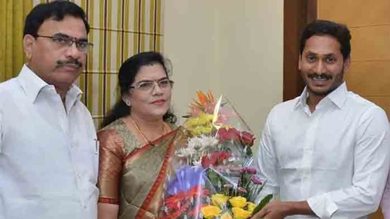 ముహుర్తం ఫిక్స్: 28న వైసీపీలోకి కిల్లి కృపారాణి ముహుర్తం ఫిక్స్: 28న వైసీపీలోకి కిల్లి కృపారాణి