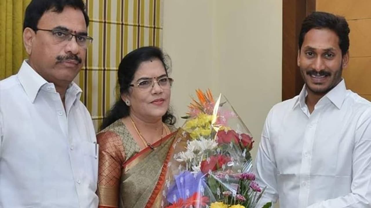 జగన్ను కలిసిన కిల్లి కృపారాణి.. వైసీపీలో ముసలం జగన్ను కలిసిన కిల్లి కృపారాణి.. వైసీపీలో ముసలం