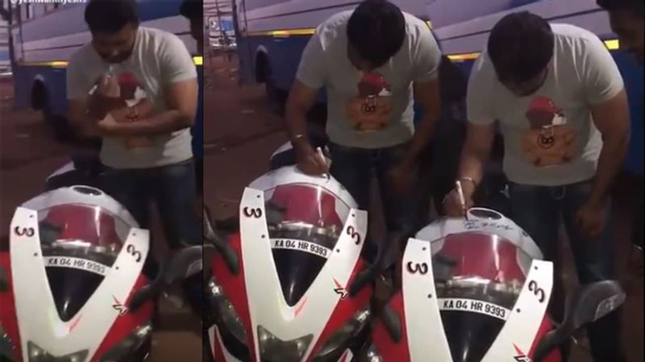 ಬೈಕ್ ಮೇಲೆ ಚಾಲೆಂಜಿಂಗ್ ಸ್ಟಾರ್ ಆಟೋಗ್ರಾಫ್; ಸ್ಪೀಡ್ ಲಿಮಿಟ್ ಟಾರ್ಗೆಟ್ ಬೈಕ್ ಮೇಲೆ ಚಾಲೆಂಜಿಂಗ್ ಸ್ಟಾರ್ ಆಟೋಗ್ರಾಫ್; ಸ್ಪೀಡ್ ಲಿಮಿಟ್ ಟಾರ್ಗೆಟ್