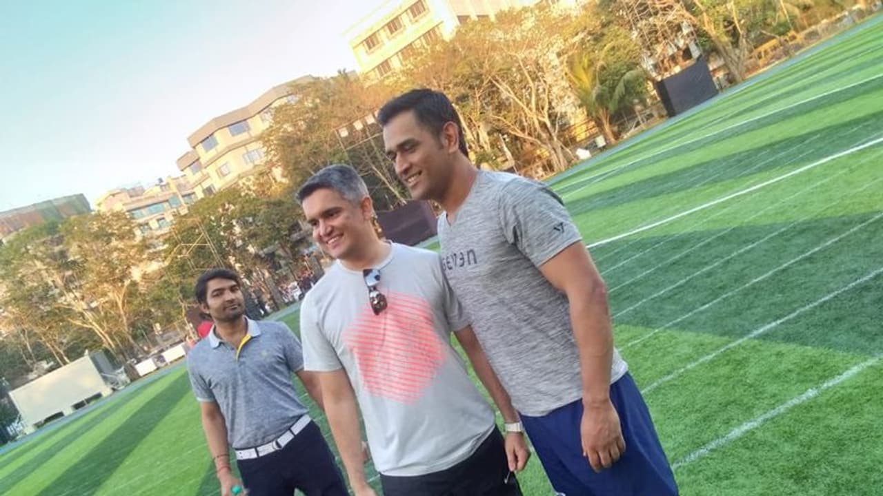 ಆಸಿಸ್ ಸರಣಿಗೂ ಮುನ್ನ ಮುಂಬೈನಲ್ಲಿ ಫುಟ್ಬಾಲ್ ಆಡಿದ ಧೋನಿ! ಆಸಿಸ್ ಸರಣಿಗೂ ಮುನ್ನ ಮುಂಬೈನಲ್ಲಿ ಫುಟ್ಬಾಲ್ ಆಡಿದ ಧೋನಿ!