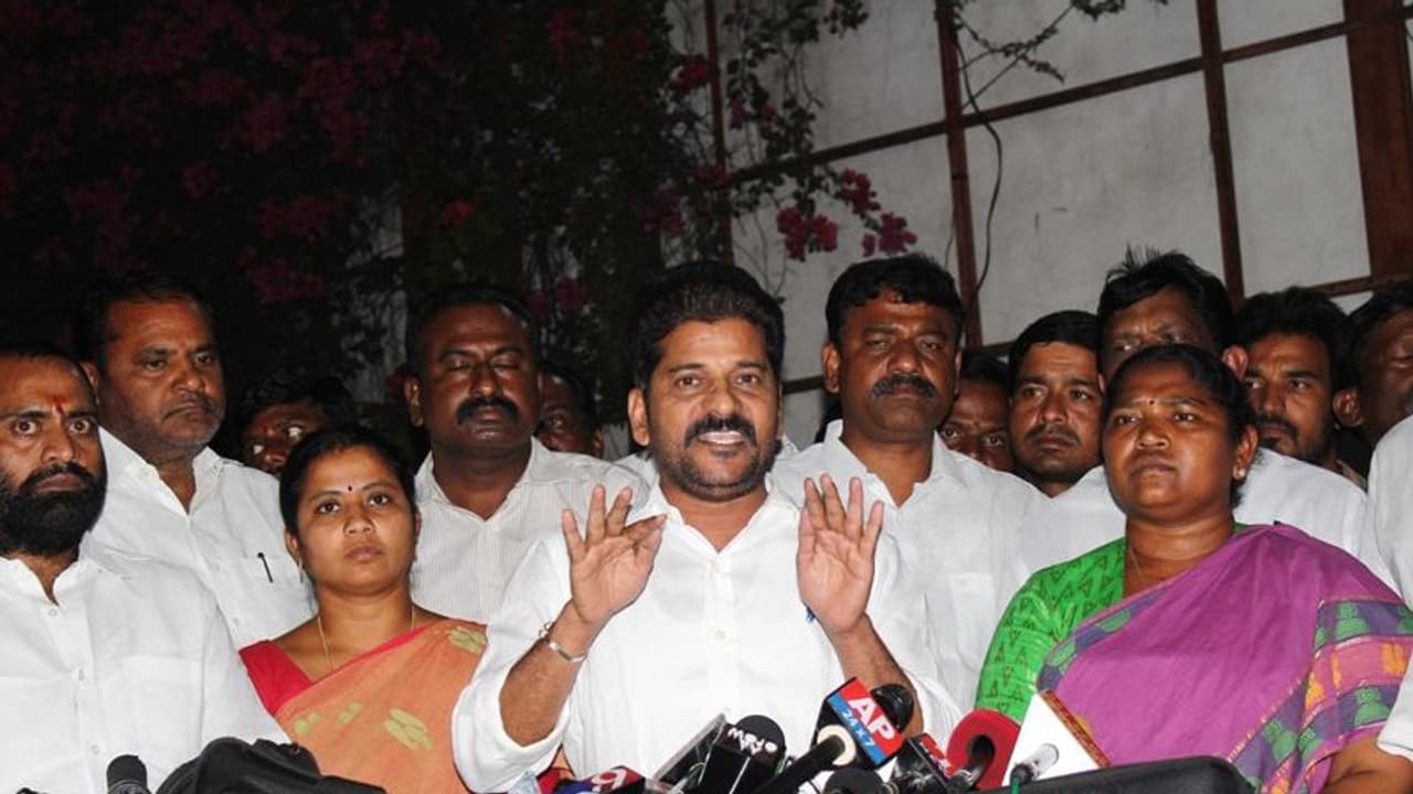 పార్టీయే ముఖ్యం, అవసరమనుకుంటే పీసీసీ చీఫ్గా తప్పుకుంటా.. రేవంత్ సంచలన వ్యాఖ్యలు పార్టీయే ముఖ్యం, అవసరమనుకుంటే పీసీసీ చీఫ్గా తప్పుకుంటా.. రేవంత్ సంచలన వ్యాఖ్యలు