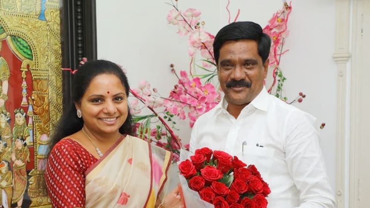 ఎంపీ కవితను ఇంట్లో నూతన మంత్రులు...మర్యాదపూర్వకంగా కలవడానికి ఎంపీ కవితను ఇంట్లో నూతన మంత్రులు...మర్యాదపూర్వకంగా కలవడానికి