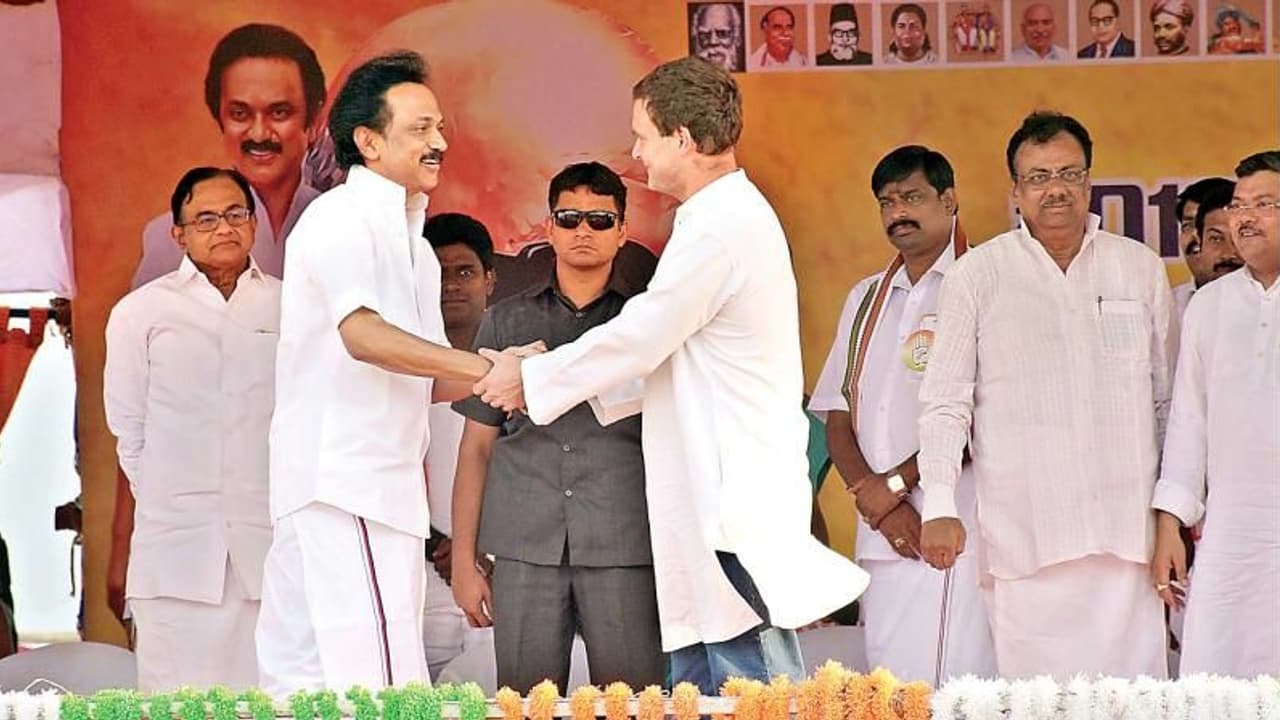 പൗരത്വപ്രക്ഷോഭം: പ്രതിപക്ഷനിരയിൽ വിള്ളലോ? വിട്ടുനിന്ന് ഡിഎംകെയും, മിണ്ടാതെ കനിമൊഴി പൗരത്വപ്രക്ഷോഭം: പ്രതിപക്ഷനിരയിൽ വിള്ളലോ? വിട്ടുനിന്ന് ഡിഎംകെയും, മിണ്ടാതെ കനിമൊഴി