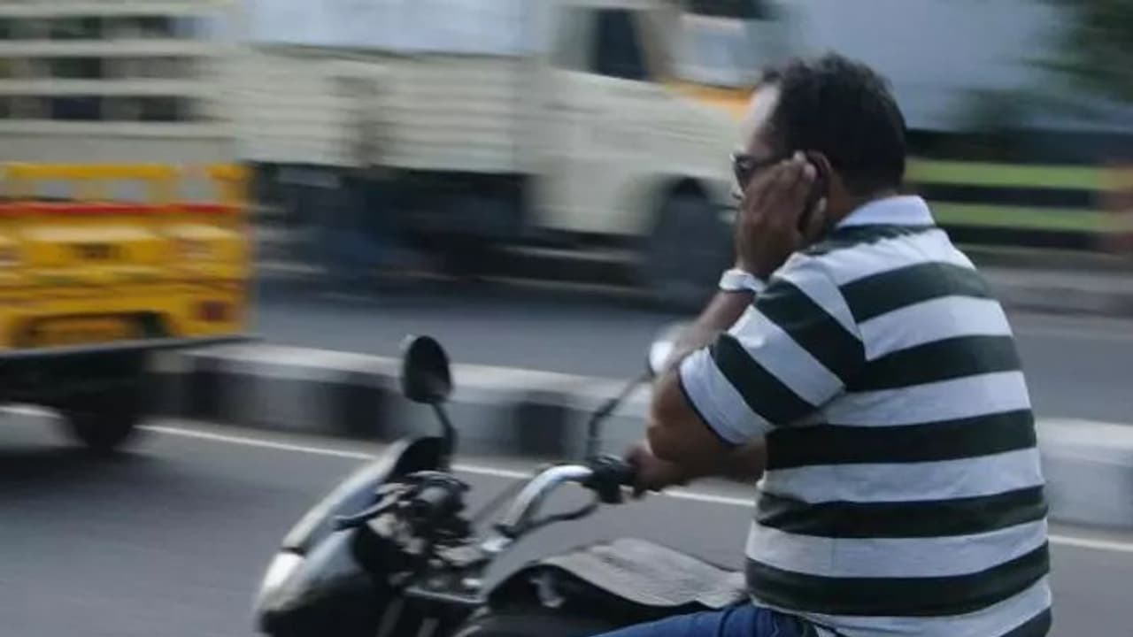 సెల్ ఫోన్ మాట్లాడుతూ డ్రైవింగ్... జైలు శిక్ష? సెల్ ఫోన్ మాట్లాడుతూ డ్రైవింగ్... జైలు శిక్ష?
