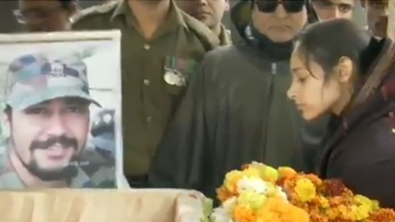 'സ്നേഹിക്കുന്നുവെന്ന് കള്ളം പറഞ്ഞതാണ്, എന്നെക്കാളേറെ സ്നേഹിച്ചത് രാജ്യത്തെയാണ്'; മേജർ ഠൗണ്ഡിയാലിന്റെ ഭാര്യ 'സ്നേഹിക്കുന്നുവെന്ന് കള്ളം പറഞ്ഞതാണ്, എന്നെക്കാളേറെ സ്നേഹിച്ചത് രാജ്യത്തെയാണ്'; മേജർ ഠൗണ്ഡിയാലിന്റെ ഭാര്യ