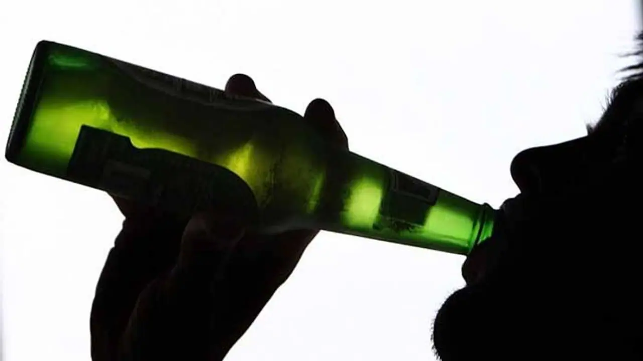 మద్యానికి భార్య డబ్బులివ్వలేదని... నిప్పంటించుకుని భర్త ఆత్మహత్య మద్యానికి భార్య డబ్బులివ్వలేదని... నిప్పంటించుకుని భర్త ఆత్మహత్య