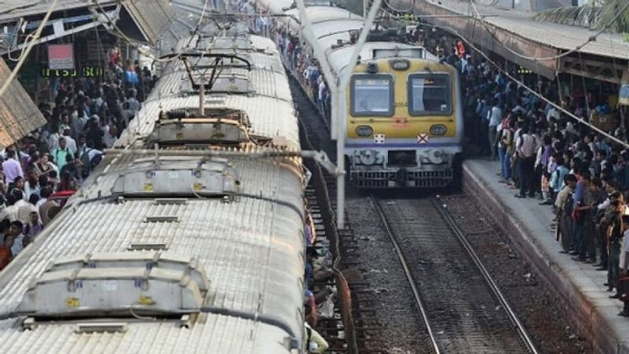 കണ്ണില് മുളകുപൊടിയെറിഞ്ഞു; പക്ഷെ, 18 കിലോമീറ്റര് ട്രെയിനോടിച്ച് ലോക്കോ പൈലറ്റ് കണ്ണില് മുളകുപൊടിയെറിഞ്ഞു; പക്ഷെ, 18 കിലോമീറ്റര് ട്രെയിനോടിച്ച് ലോക്കോ പൈലറ്റ്