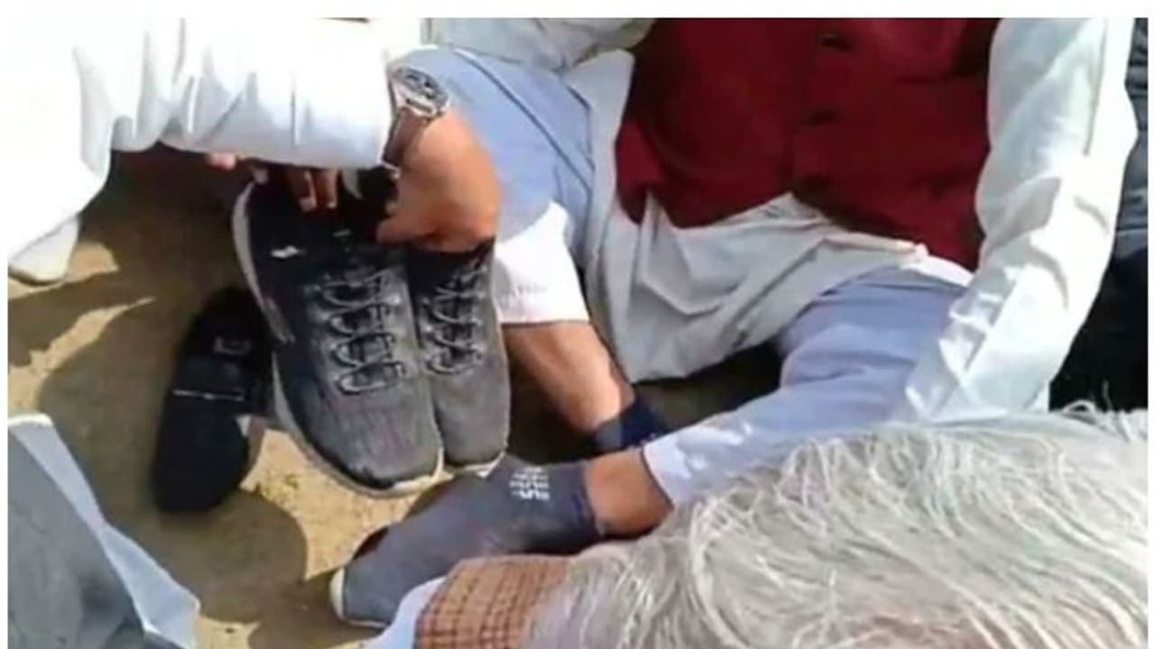 ಯೋಧನ ಅಂತ್ಯಕ್ರಿಯೆ ವೇಳೆ ಬಿಜೆಪಿ ಮುಖಂಡರ ಶೂ ಬಿಚ್ಚಿಸಿದ ಸಂಬಂಧಿಗಳು ಯೋಧನ ಅಂತ್ಯಕ್ರಿಯೆ ವೇಳೆ ಬಿಜೆಪಿ ಮುಖಂಡರ ಶೂ ಬಿಚ್ಚಿಸಿದ ಸಂಬಂಧಿಗಳು