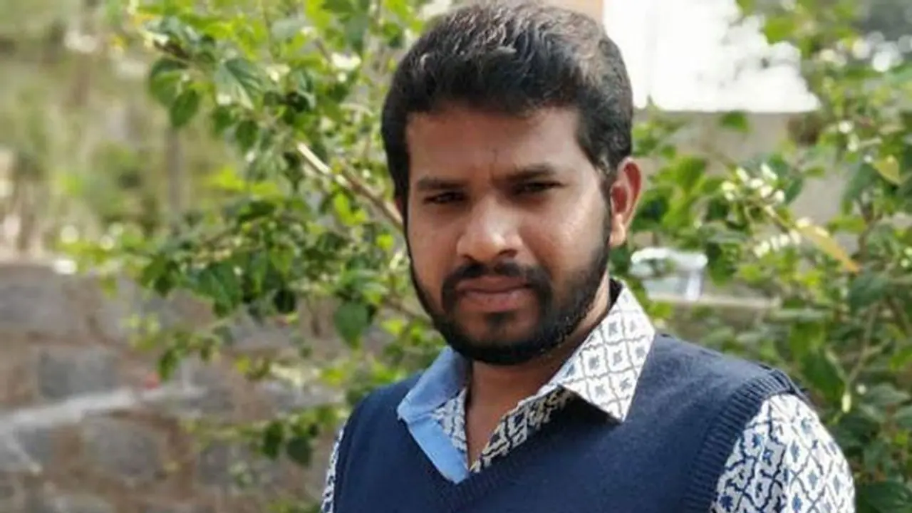 <p>ప్రియురాలు దూరమైతే ఆ బాధ గురించి వేరుగా చెప్పనవసరంలేదు. ప్రేమించిన ప్రేయసి ఇక రేపటినుండి తమవద్ద ఉండదు, ఇక తమ సొంతం కాదు అన్న విరహవేధనలో యువకులు మునిగిపోతుండడం సహజం. ఇలా విరహవేదనను సామాన్యులనుండి సెలెబ్రిటీల వరకు పొందుతూనే ఉంటారు. నిత్యం మనం చూస్తూనే ఉంటాము. తాజాగా ఇదే జాబితాలో చేరిపోయాడు జబర్దస్త్ హైపర్ ఆది.</p>
<p>ప్రియురాలు దూరమైతే ఆ బాధ గురించి వేరుగా చెప్పనవసరంలేదు. ప్రేమించిన ప్రేయసి ఇక రేపటినుండి తమవద్ద ఉండదు, ఇక తమ సొంతం కాదు అన్న విరహవేధనలో యువకులు మునిగిపోతుండడం సహజం. ఇలా విరహవేదనను సామాన్యులనుండి సెలెబ్రిటీల వరకు పొందుతూనే ఉంటారు. నిత్యం మనం చూస్తూనే ఉంటాము. తాజాగా ఇదే జాబితాలో చేరిపోయాడు జబర్దస్త్ హైపర్ ఆది.</p>