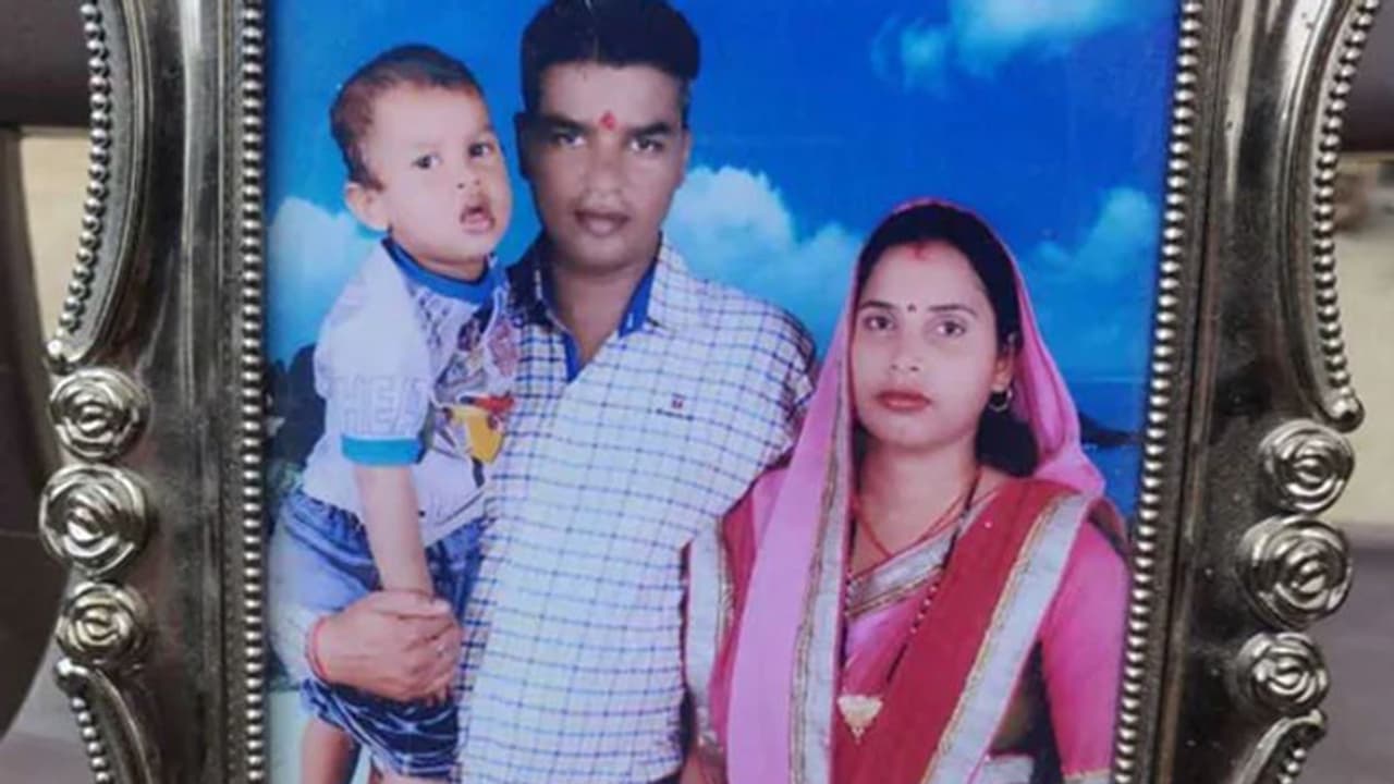 പങ്കജ് കുമാര് ത്രിപാഠിയുടെ ഗ്രാമത്തിലും വികസനമെത്തി; പക്ഷേ, കാണാന് ആ ധീരജവാന് കാത്തുനിന്നില്ല പങ്കജ് കുമാര് ത്രിപാഠിയുടെ ഗ്രാമത്തിലും വികസനമെത്തി; പക്ഷേ, കാണാന് ആ ധീരജവാന് കാത്തുനിന്നില്ല