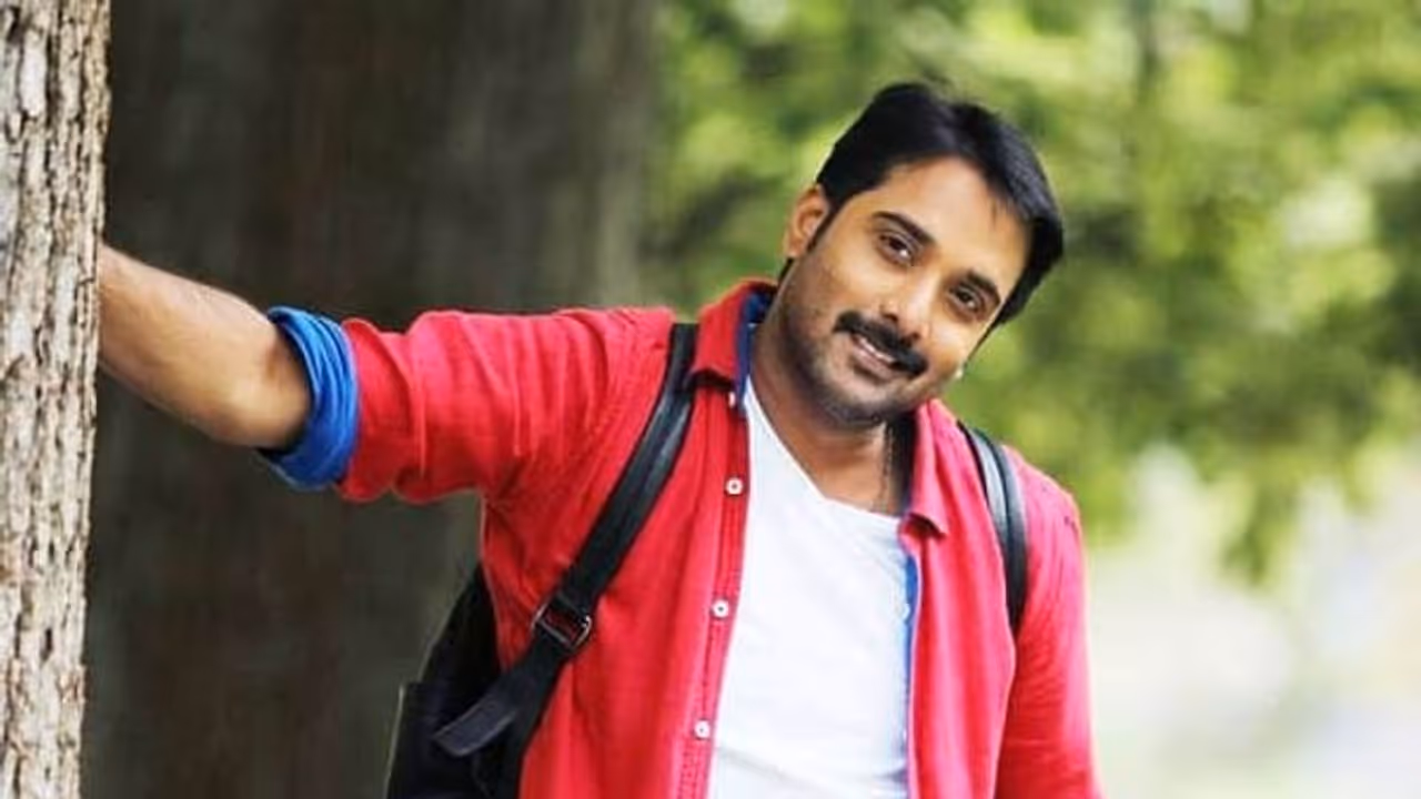 ఔటర్పై రోడ్డు ప్రమాదం: ప్రాణాలతో బయటపడ్డ హీరో తరుణ్ ఔటర్పై రోడ్డు ప్రమాదం: ప్రాణాలతో బయటపడ్డ హీరో తరుణ్